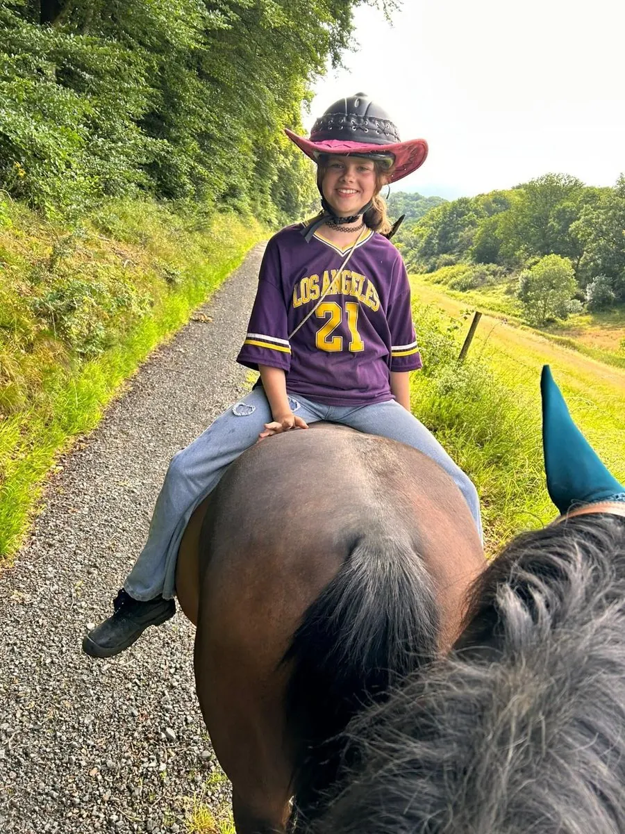 Anna auf einem Pferd