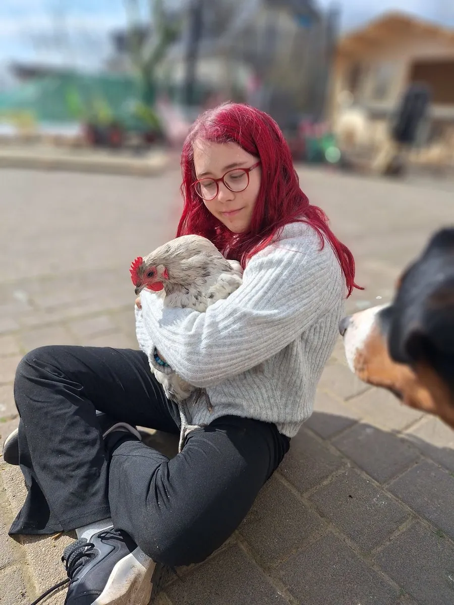 Marie mit einem Kaninchen auf dem Arm
