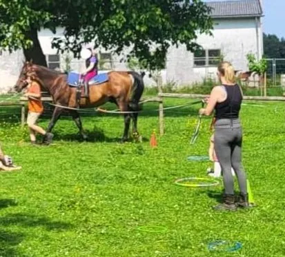 Ein Kind reitet über einen Parcours aus bunten Reifen