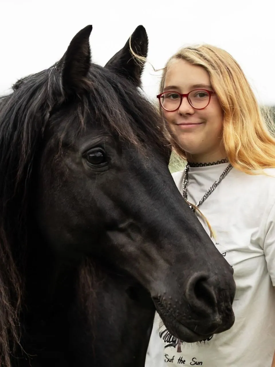 Marie Kohn mit einem schwarzen Pferd